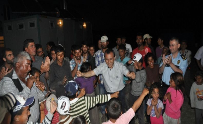 Mevsimlik işçiler, kaymakam, emniyet müdürü ve komutanla birlikte halay çekti