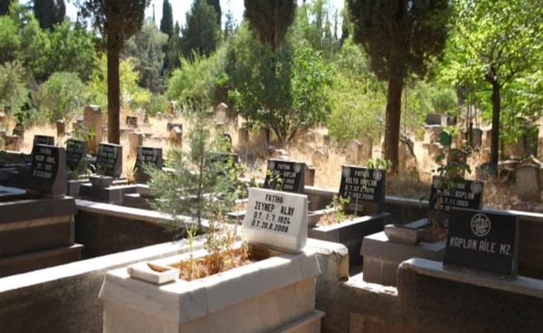 Mezarlıklar bayrama hazır