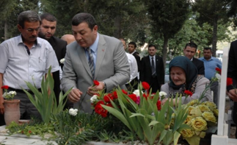 MHP İzmir Ülkücü Şehitleri andı