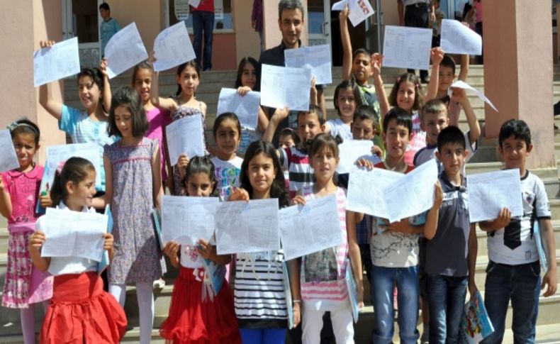 Midyat’ta 29 bin öğrenci karne heyecanı yaşadı