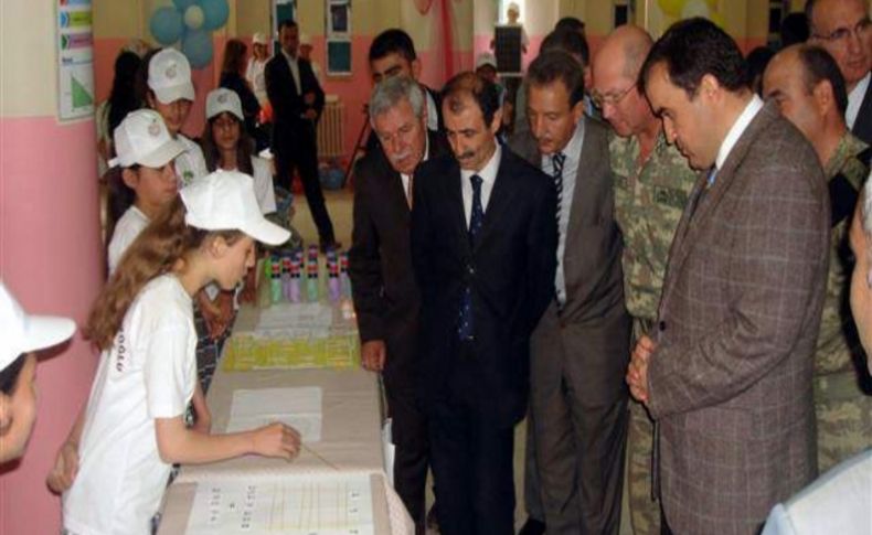 Midyat’ta üç okulda bilim fuarı düzenlendi