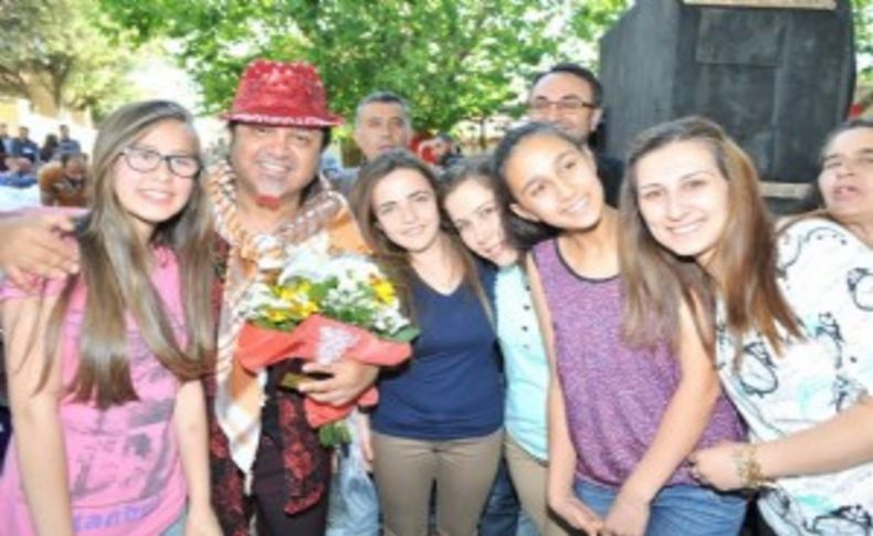 Belenbaşı Kiraz Festivalinde Mikrop Hikmet kırdı geçirdi