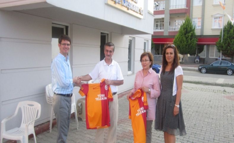 Milletvekili Kılıç, lösemili çocukları sevindirdi