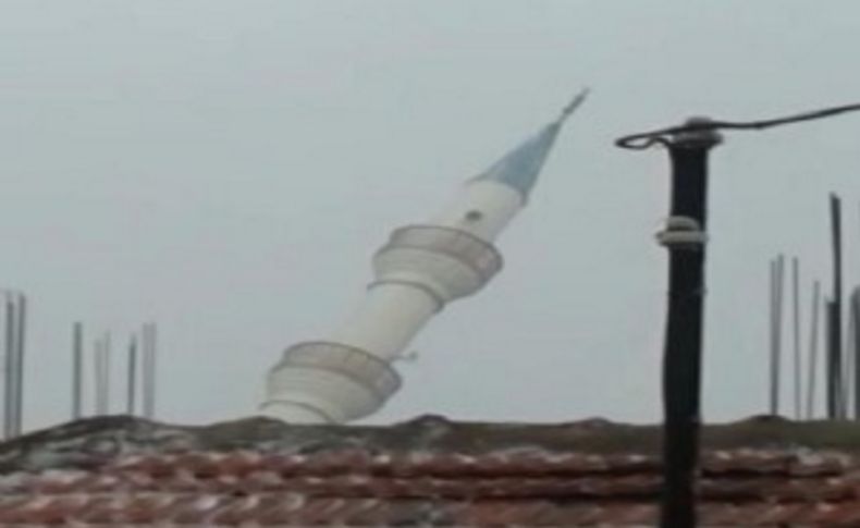 Fırtına 36 metrelik minareyi devirdi