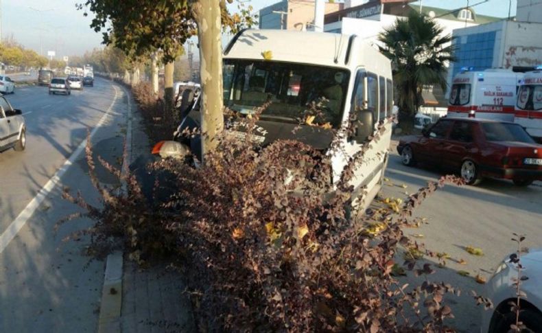 Minibüs ağaca çarptı: 10 yaralı