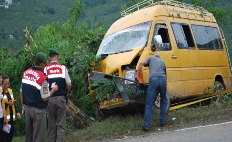 Minibüs ağaca çarptı: 2 ölü, 26 yaralı