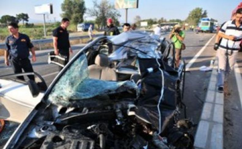 Minibüsle otomobil çarpıştı:2 ölü 3 yaralı