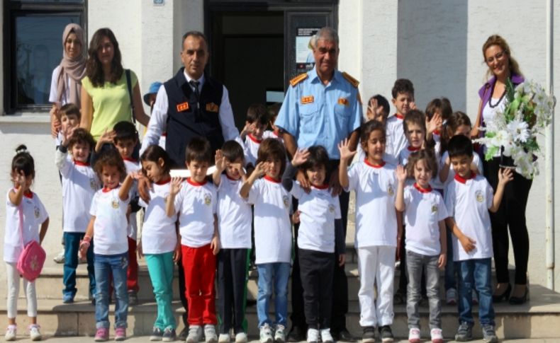 Minik öğrenciler itfaiyecilere çiçek verdi
