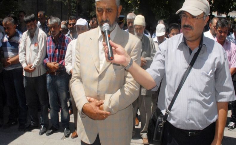 Mısır’da ölenler için gıyabı cenaze namazı kılındı