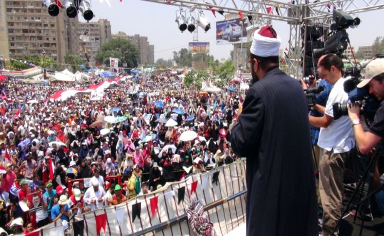 Mısır’da Ramazan’ın ilk Cuma namazında Adaviye meydanı doldu taştı