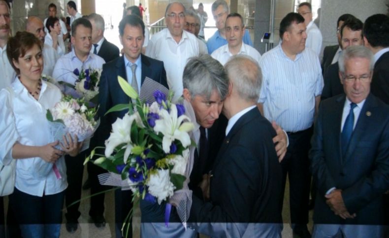 MİT'çileri ifadeye çağıran savcı yeni görev yerine çiçekle uğurlandı