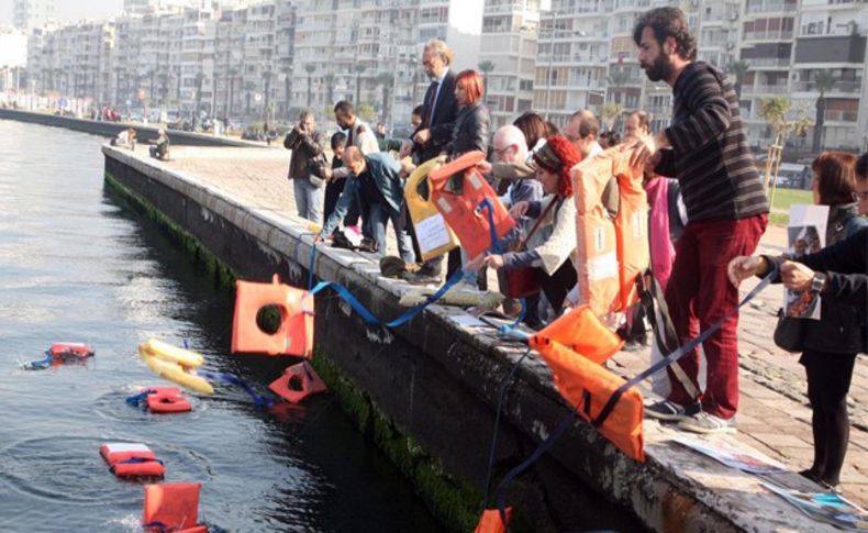 İzmir'de mülteci ölümlerine can yelekli protesto!