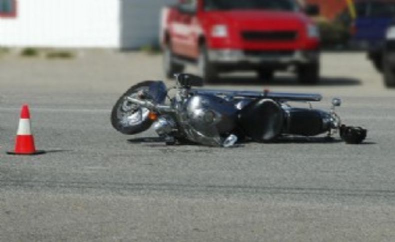 Tır dorsesinin altında kalan motosikletli hayatını kaybetti