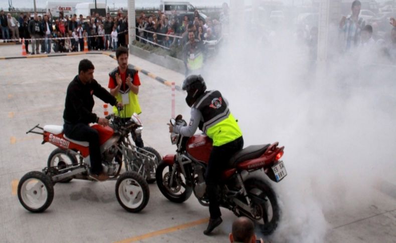 Motosiklet gösterisi adrenalin tutkunlarını mest etti