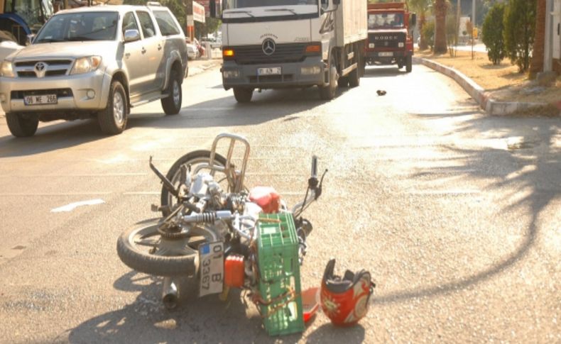 Motosiklete çarpan traktör sürücüsü polisten kaçamadı