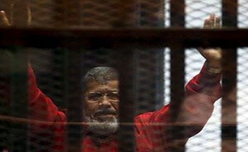 Mursi 'idam mahkumu' kıyafetiyle mahkemede