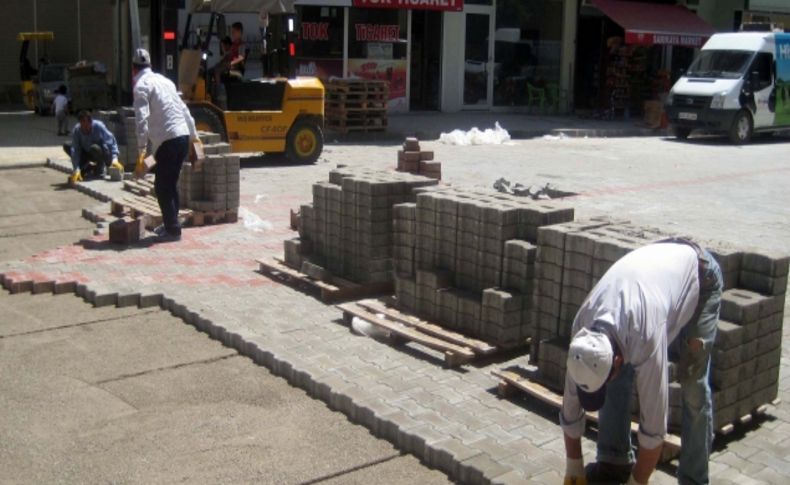 Muş Belediyesi Kilitli parke taşı döşeme çalışmalarına devam ediyor