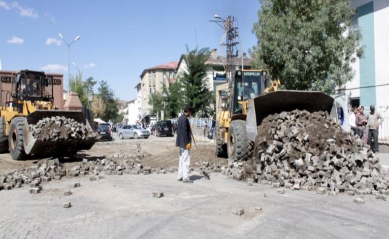 Muş Belediyesi yol yapım ve onarım çalışmalarını hızlandırdı