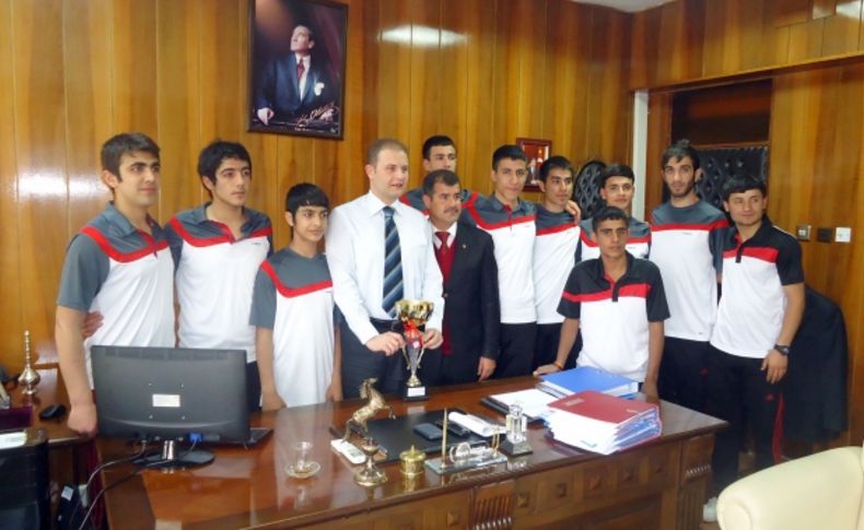 Muş Lalezar Spor'un gençleri voleybolda bölge birincisi Oldu