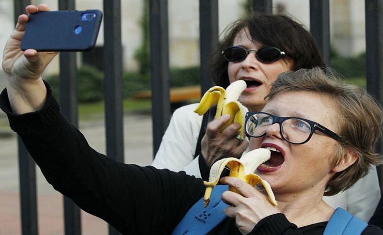 Muz sansürüne protesto