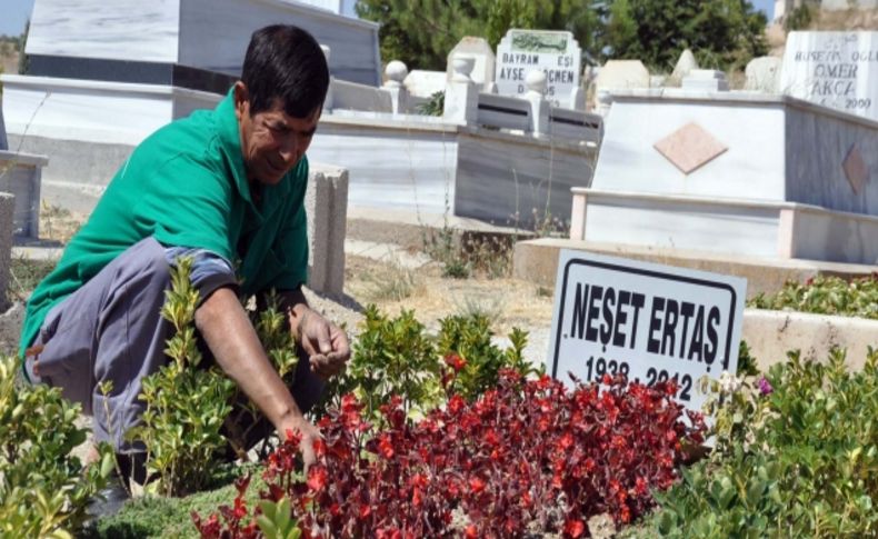 Neşet Ertaş'ın mezarını kardeşi Ali Ertaş bakıyor