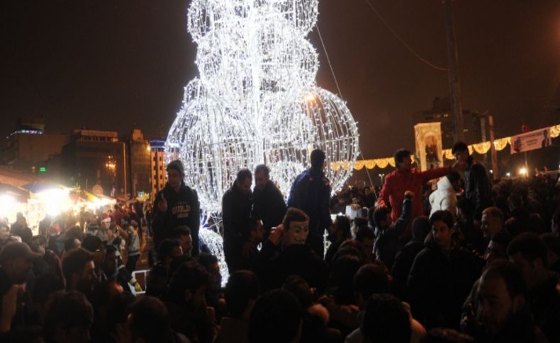 Nişantaşı’ndan atılan havayi fişekler Taksim'dekileri coşturdu