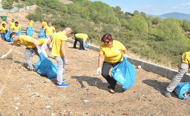 Ödemiş Belediyesi personeli çöp topladı