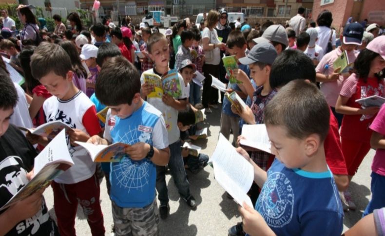 Öğrenci ve veliler birlikte kitap okudu