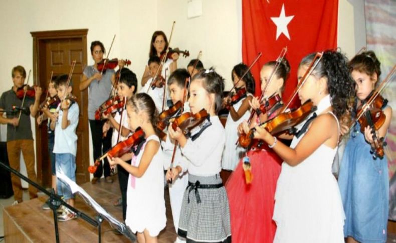 Öğrenci, veli ve öğretmenler keman konseri verdi