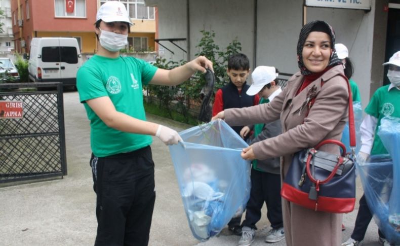 Öğrenciler 'Gençlerin İyilik Ağacı' projesiyle caddede çöp topladı