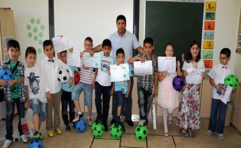 Öğrenciler karneden çok hediye edilen toplara sevindi