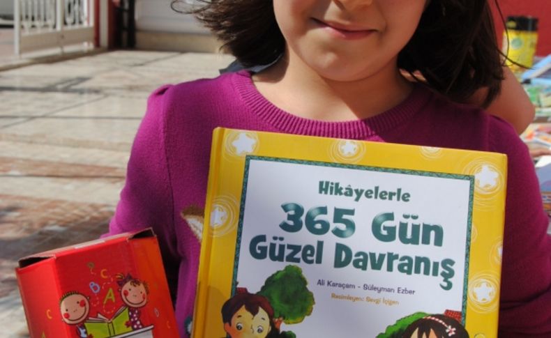 Öğrenciler, kumbaralarında biriktirdikleri harçlıklarıyla kitap satın aldı