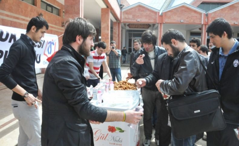 Öğrenciler Kutlu Doğum kapsamında lokum dağıttı