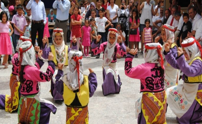 Öğrenciler, okullarının pilav gününde deve turuna çıktı