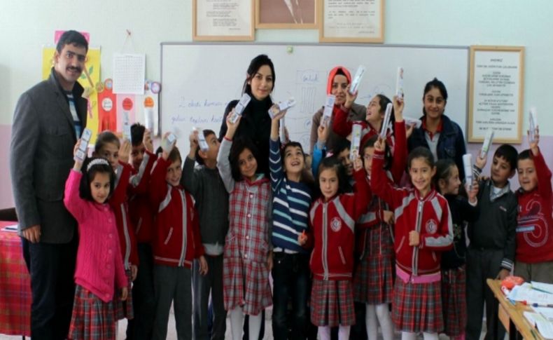 Öğrencilere kırtasiye malzemesi dağıtıldı
