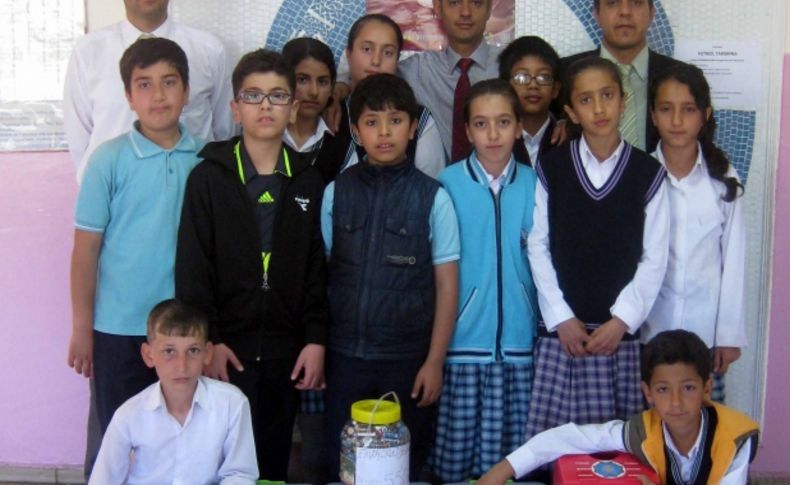 Öğretmen ve öğrenciler el ele verip atık pil topladı
