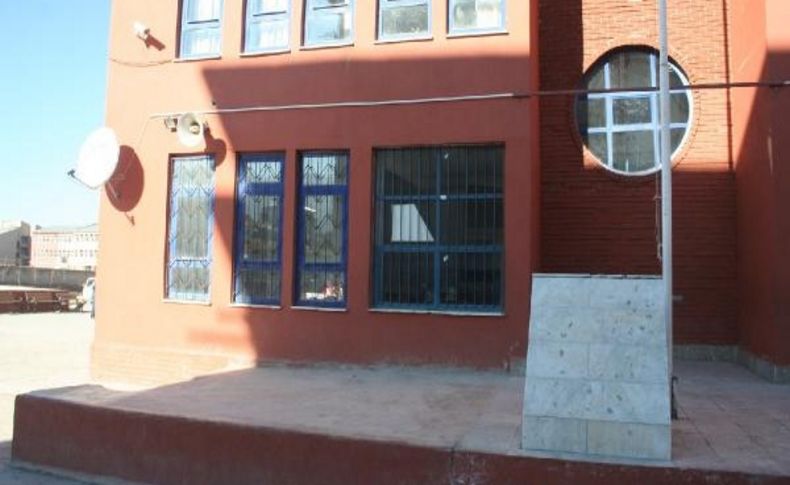 Okul Bahçesindeki Atatürk Büstü Çalindi