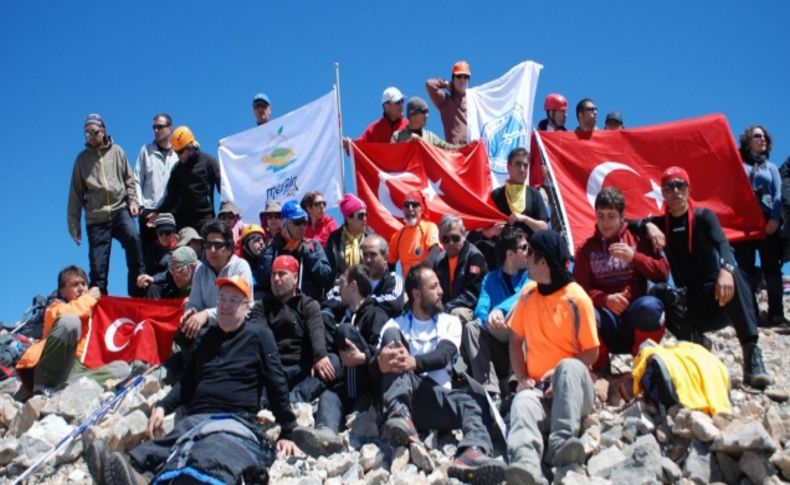 Olimpiyat bayrağı, Medetsiz Dağı'nın zirvesinde