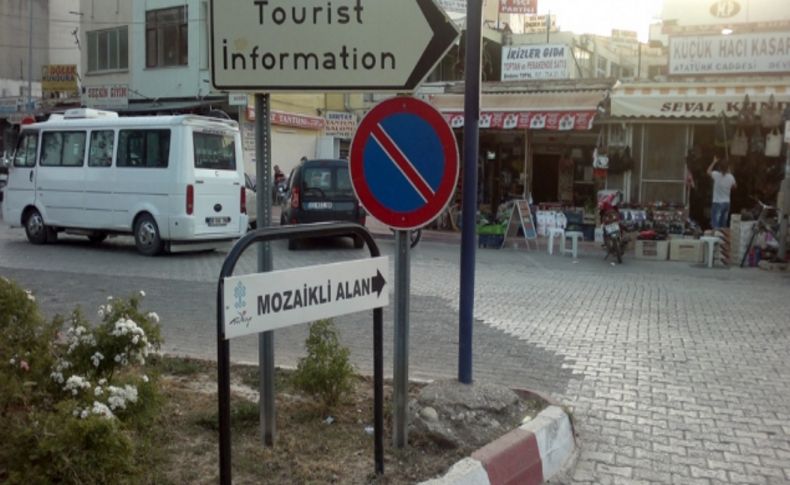 Olmayan mozaiğin tabelası turisti yanıltıyor