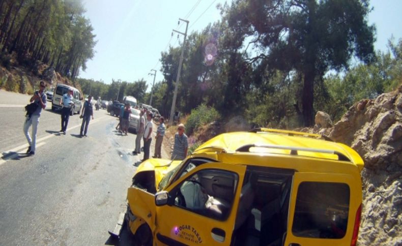 Ölüdeniz yolunda zincirleme trafik kazası: 1'i İngiliz 4 yaralı