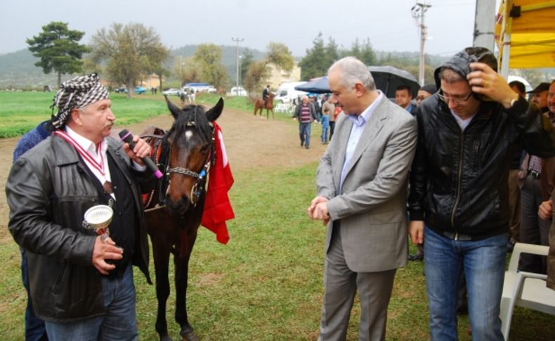 Orhaneli'nde Rahvan Atlıspor Kulübü, atcıların yaptığı gösterilerle açıldı
