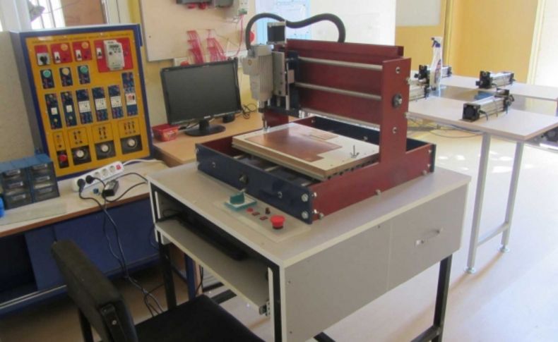 Orhangazi Teknik ve Endüstri Meslek Lisesi'nden Masa Üstü 3 Eksenli CNC Tezgahı