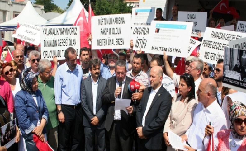 Oruç tutanlara hakaret iddiası protesto edildi