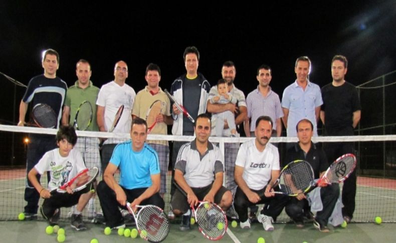 Oruçlu olup spor yapamayanlar için sahurda tenis turnuvası düzenlendi