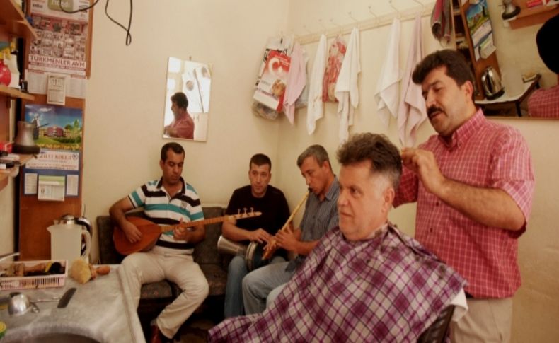 Osmaniyeli berber canlı müzik eşliğinde tıraş yapıyor