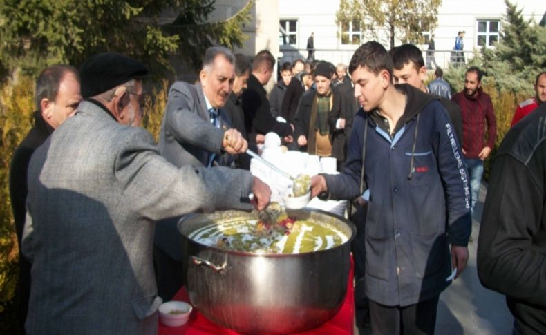 Oto sanatkarları odasından esnafa aşure ikramı