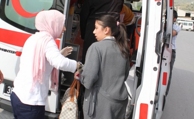 Otobüs ile minibüsün çarpışma anı kameralara yansıdı: 10 yaralı