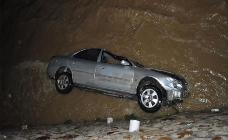 İzmir'de otomobil su kanalına düştü