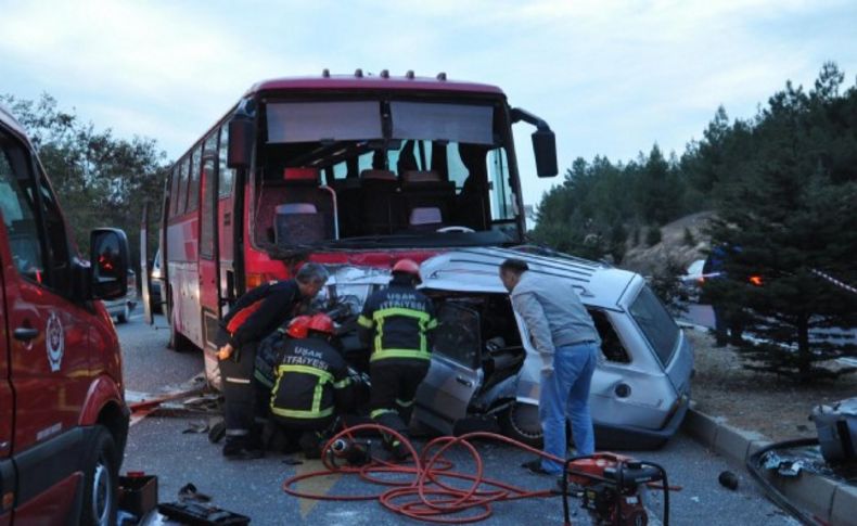 Otomobil otobüsle çarpıştı: 1 ölü, 2 yaralı