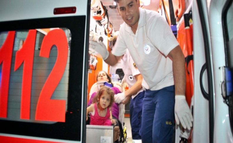 Otomobil bariyerlere çarptı: Anne ve 3 yaşındaki kızı yaralandı